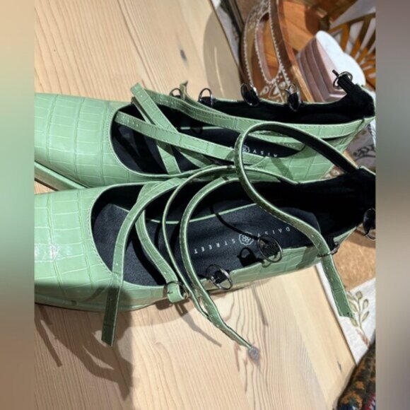Daisy Street heeled shoes with strap detailing in sage green vinyl - Picture 8 of 13